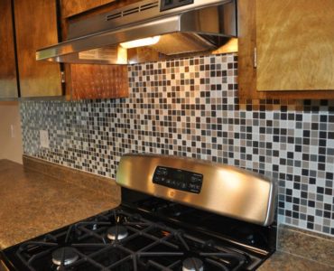 picture of 1112 burton middle townhome stove and tile backsplash