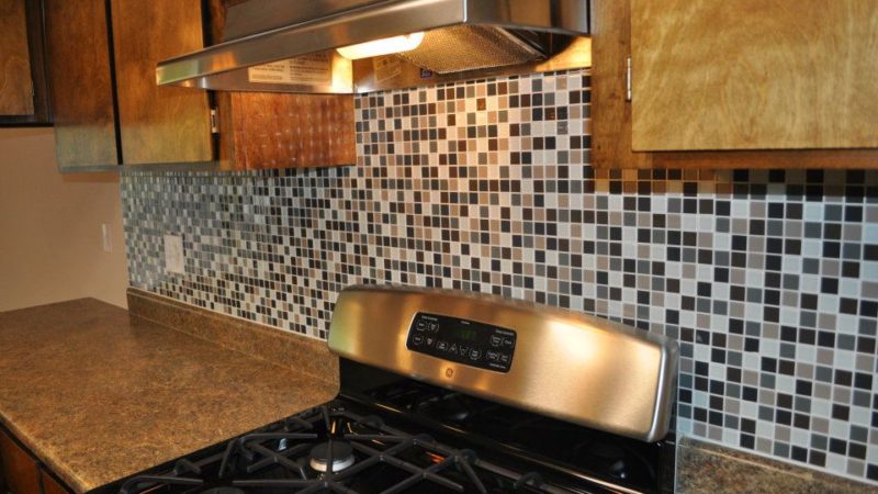 picture of 1112 burton middle townhome stove and tile backsplash