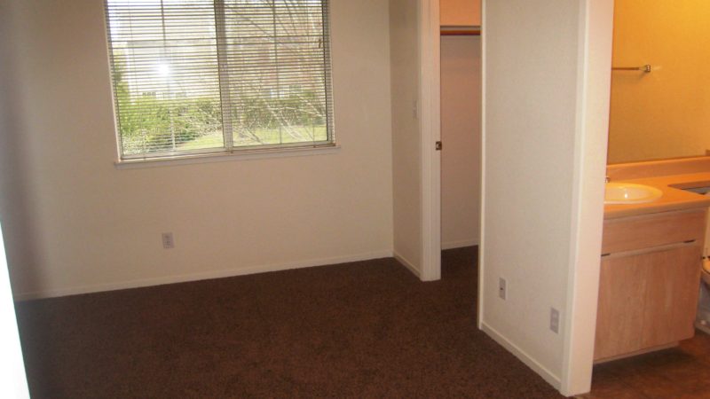 picture of 1069 burton end townhome bedroom bathroom and closet area